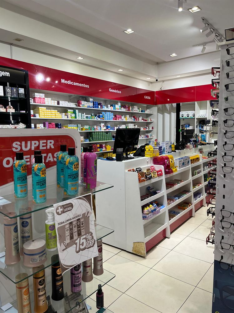 Setor de cosméticos e perfumaria da Drogaria Avenida, unidade Fernando Costa