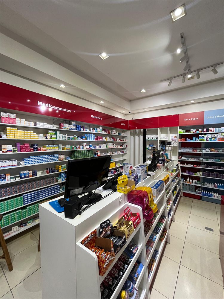 Prateleira de medicamentos da Drogaria Avenida, unidade Fernando Costa