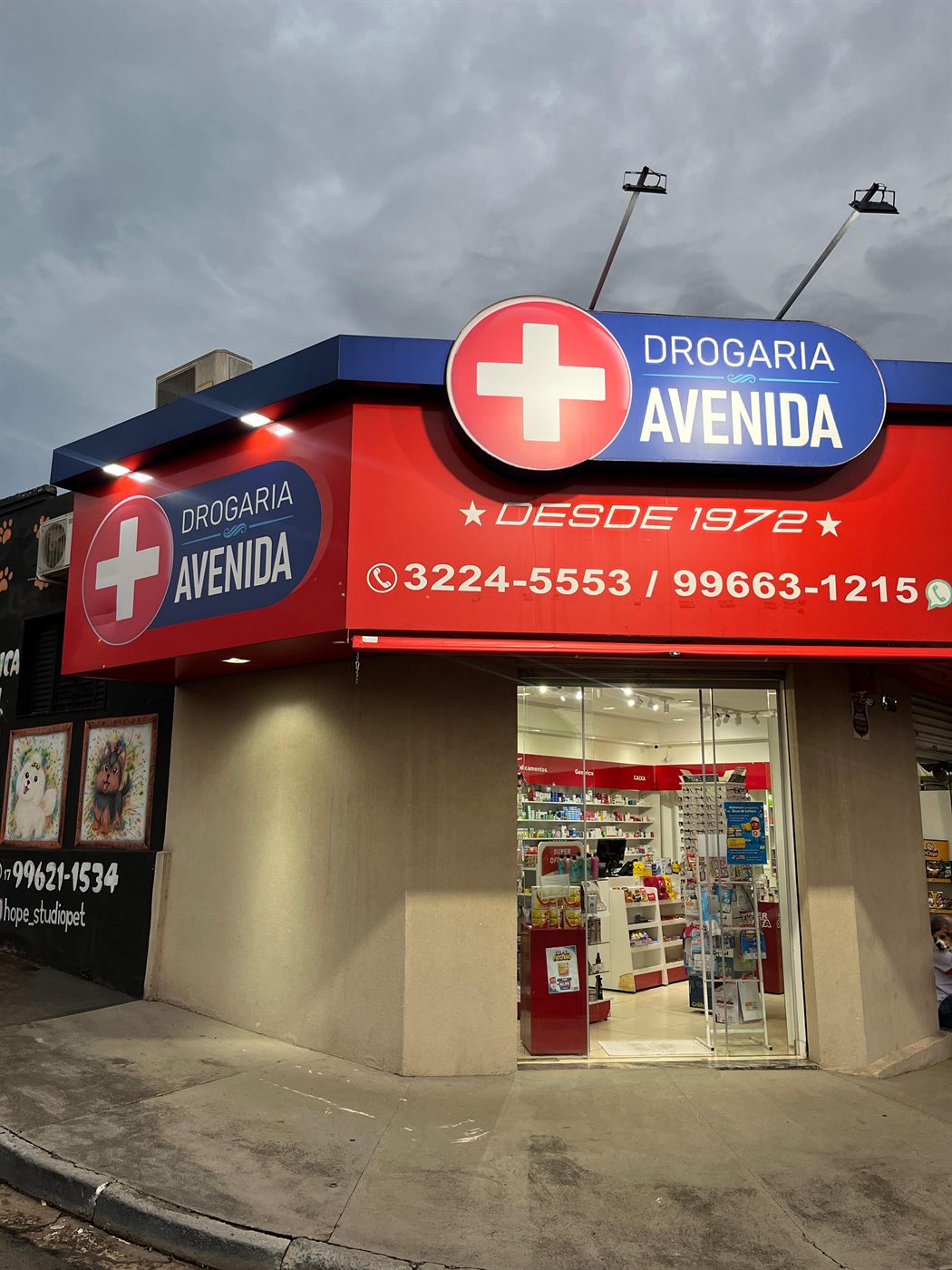 Fachada da Drogaria Avenida, unidade Fernando Costa, na Vila Maceno